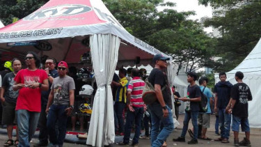 Lapak helm di ajang Tumplek Blek 2017, di Senayan, Jakarta.