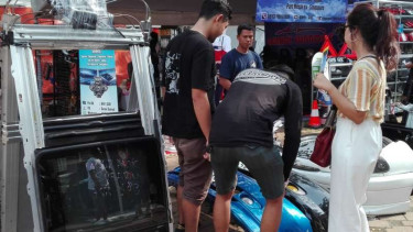 Potongan bodi mobil dijajakan di oto bursa Tumplek Blek.