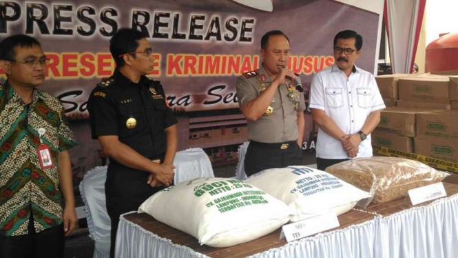Bawang goreng dan tepung tapioka yang disita Polda Sulsel, Senin (3/4/2017).