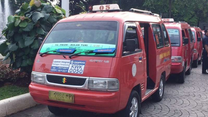 Angkutan kota KWK yang telah terintegrasi dengan TransJakarta.