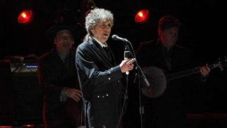 Sempat Mangkir, Bob Dylan Akhirnya Ambil Hadiah Nobel Sastra