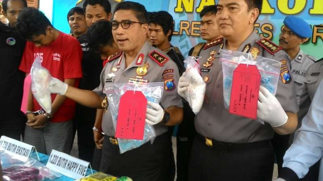 Kapolda Jatim, Irjen Machfud Arifin, mengungkap kasus narkotika jenis sabu 17 kg.