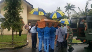 Sejumlah siswa Taruna Nusantara mengangkat peti mati milik taruna Krisna Wahyu Nurachmad yang tewas dibunuh sesama pelajar di dalam barak mereka.
