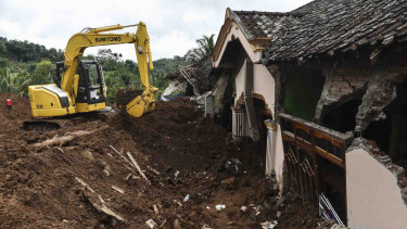 Evakuasi korban longsor Ponorogo