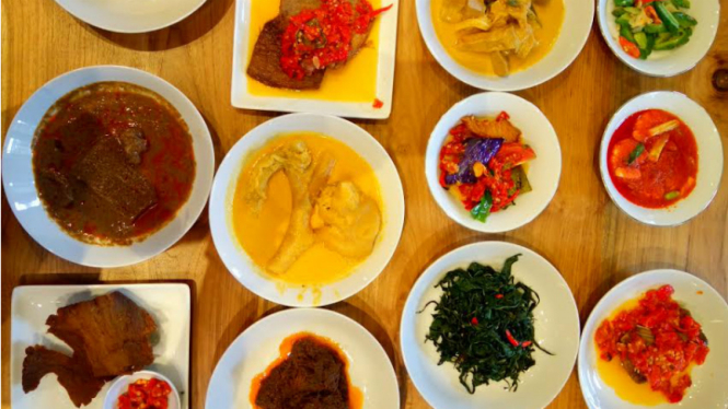 Aneka masakan Padang di Restoran Padang Merdeka