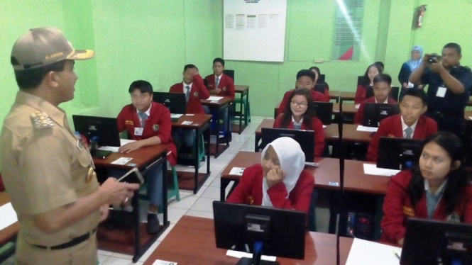 Wakil Wali Kota Jakarta Timur, M Anwar meninjau pelaksanaan UNBK di SMKN 40 