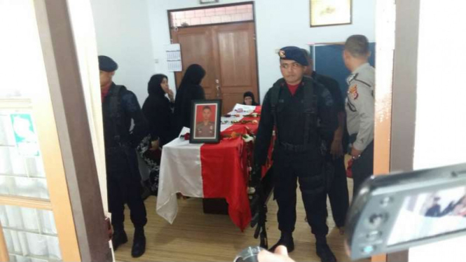 Peti mati milik almarhum Ipda Zasmi Dias di rumah duka, Perumahan Arcamanik Kota Bandung Jawa Barat, Selasa (4/4/2017). Jasadnya akan dimakamkan di TPU Nagrog Ujungberung.