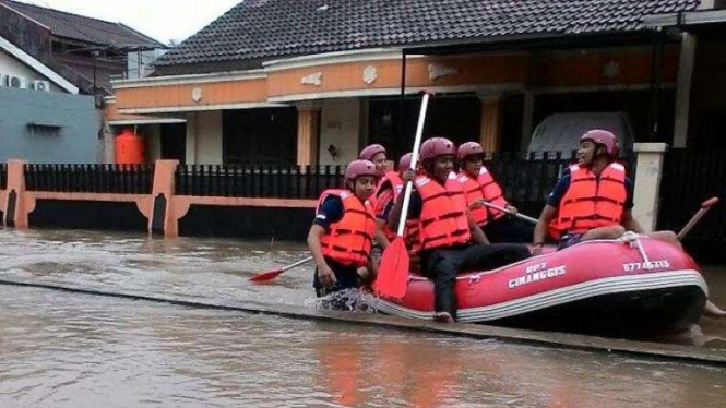 Warga di Depok sudah empat hari terendam banjir