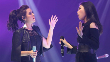 Isyana Sarasvati dan Raisa di Showcae 'Isyana X Raisa'