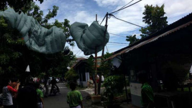 Penerjun payung tersangkut di pohon di dekat SDS Kartika X-7 Kodam Jaya, Jakarta, Kamis, 6 April 2017.