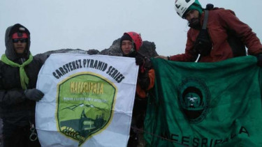 Tiga mahasiswa Unsri Sumatera Selatan, Rahmat Dwi kurniawan, Adhim Rifeldi dan Muhammad Razaq menjejakkan kakinya di puncak gunung Cartensz Pyramid Papua, Minggu (2/4/2017)