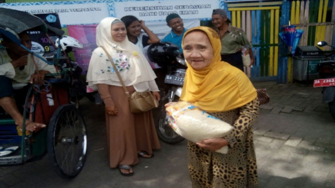 Salah satu warga penerima bantuan sembako.
