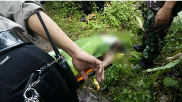 Mayat perempuan muda dengan kondisi tubuh terbakar yang ditemukan di ruas jalan Desa Ciela Kabupaten Garut Jawa Barat, Kamis (6/4/2017)