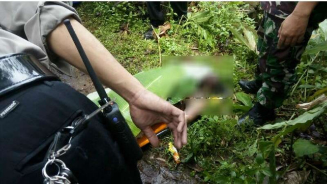 Mayat perempuan muda dengan kondisi tubuh terbakar yang ditemukan di ruas jalan Desa Ciela Kabupaten Garut Jawa Barat, Kamis (6/4/2017)
