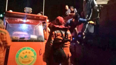 Tim SAR Jakarta evakuasi kru kapal yang tabrakan, Jumat, 7 April 2017.