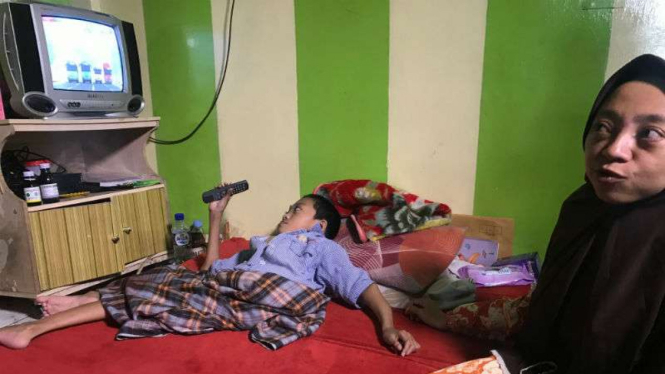 Fahri, seorang bocah berusia sebelas tahun, menderita penyakit Osteogenesis imperfecta, kelainan genetik yang ditandai dengan tulang rapuh yang mudah pecah.
