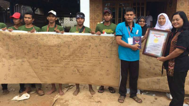 Warga Kabupaten Rembang, Jawa Tengah, menulis surat menggunakan kertas semen untuk Presiden Joko Widodo pada Jumat, 7 April 2017.