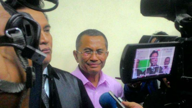 Dahlan Iskan dan pengacaranya, Yusril Ihza Mahendra, usai sidang di Pengadilan Tindak Pidana Korupsi Surabaya, Jawa Timur, Jumat, 7 April 2017.