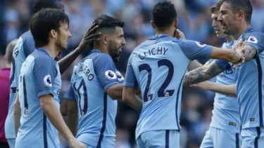 Para pemain Manchester City rayakan gol Sergio Aguero
