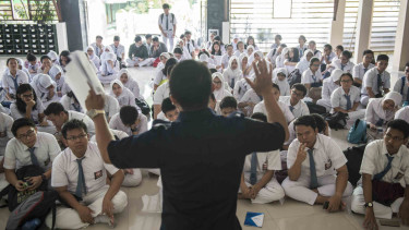 Para murid SMA saat mendengar instruksi dari guru mereka beberapa waktu lalu.