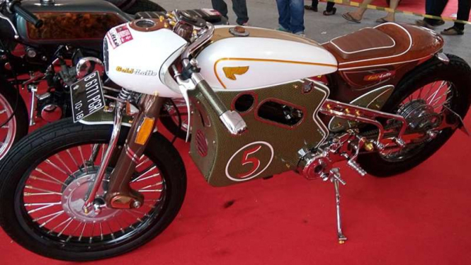 Honda Supra yang disulap bergaya cafe racer.