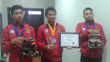 Tiga mahasiswa UMM dengan robot pemadam api berkaki 