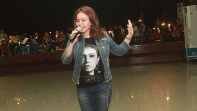 Bintang pop Rossa.