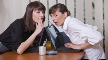 Bergosip di kantor.