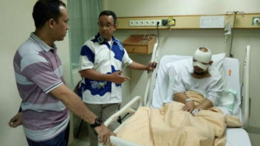 Anies Baswedan saat menjenguk Novel Baswedan