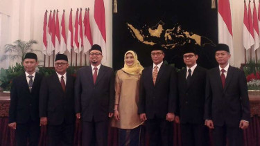 Tujuh Anggota KPU periode 2017-2022 usai dilantik di Istana Negara.