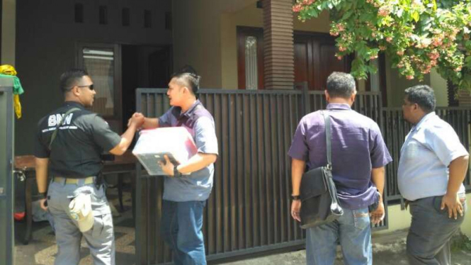 Penggerebekan rumah di Cinere yang dijadikan pabrik sabu.