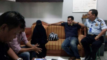 Seorang perempuan bercadar menyelundupkan narkoba di Lapas Kedungpane, Semarang.