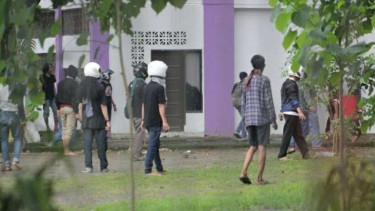 Tawuran mahasiswa UNM Makasar, 11 April 2017.