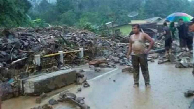 Banjir bandang menerjang sejumlah desa di Kecamatan Lawe Sigala, Kabupaten Aceh Tenggara, Aceh, pada Selasa sore, 11 April 2017.