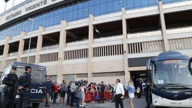Polisi berjaga di sekitar Stadion Vicente Calderon
