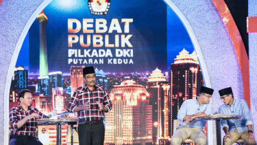 Dua pasangan calon peserta PIlkada DKI 2017, Ahok-Djarot dan Anies-Sandiaga Uno dalam debat kandidat putaran kedua.