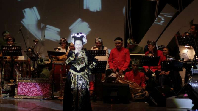 Simfoni Tarling merupakan sebuah seni pertunjukan perpaduan antara orkestra dan original tarling yang berkolaborasi dengan seni tari, seni sastra dan multi media.
