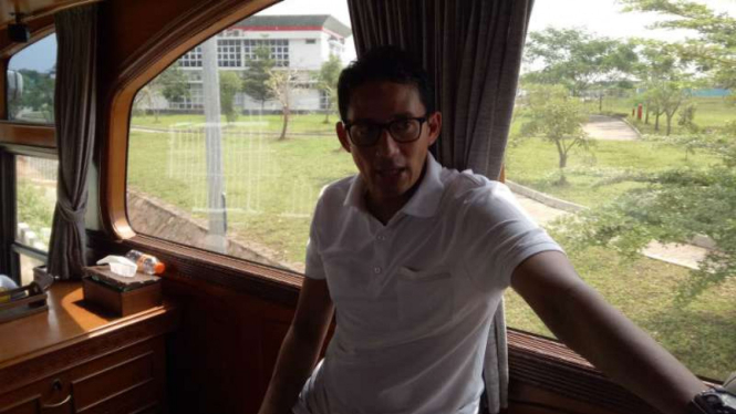 Calon wakil gubernur DKI, Sandiaga Uno saat mengunjungi Tol Cipali. 