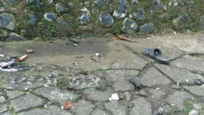 Sisa ledakan bom molotov di Gereja Katolik Santo Yusuf, Ambarawa, Jateng, Kamis, 13 April 2017.