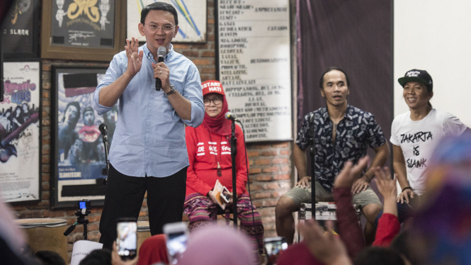 Ahok saat di markas Slank.