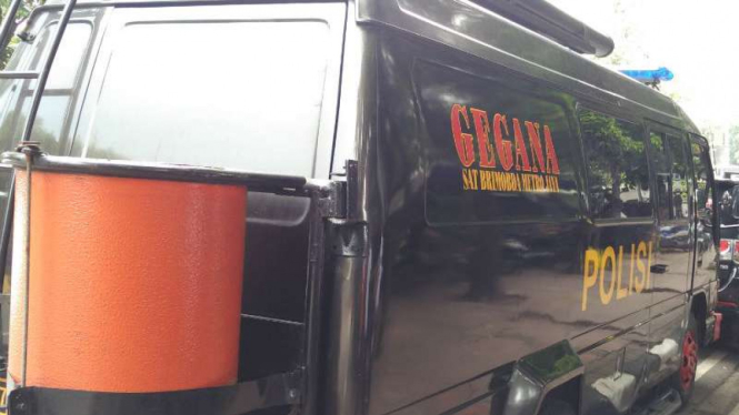 Mobil gegana disiapkan di sekitar gereja Katedral, Jakarta, Jumat, 14 April 2017