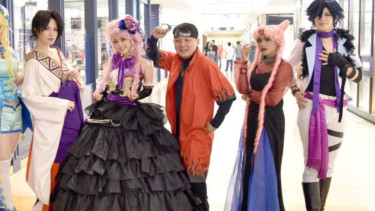 Pemain cosplay di Little Tokyo Ennichisai 