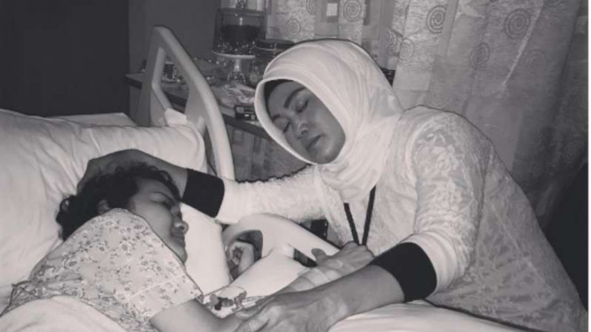 Julia Perez dan ibunda di rumah sakit.