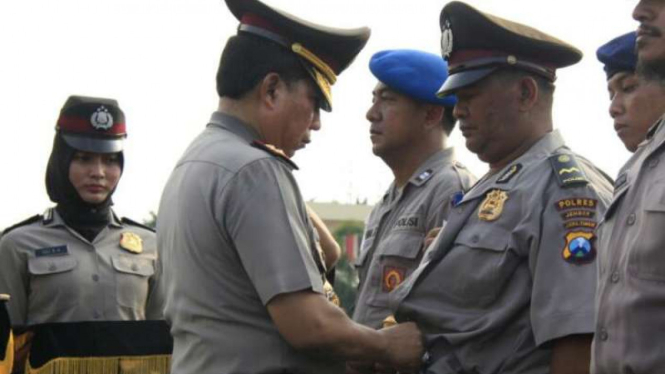 Prosesi pencopotan seragam oknum polisi yang dipecat karena pelanggaran. (Foto ilustrasi)