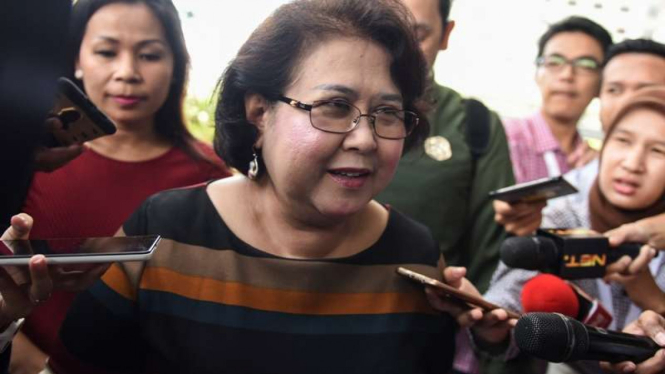 Pengacara Elza Syarief (kiri) di Gedung KPK.