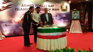 Kolonel Shahryar Dasin (kiri), Atase Pertahanan Kedutaan Besar Iran, bersama Laksamana Muda Arusukmono Indra Sucahyo (tengah), Komandan Sekolah Staf dan Komando TNI Angkatan Laut dan Duta Besar Iran untuk RI, Valiollah Mohammadi Nasrabadi (kanan).