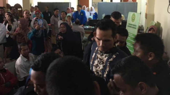 Atalarik Syah dikawal belasan pria.