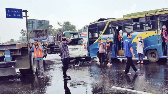 Kecelakaan beruntun di ruas Tol Cikarang arah Cikampek, Selasa, 18 April 2017.