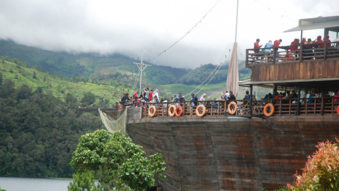 Wisata Glamping Lakeside kawasan Rancabali Ciwidey