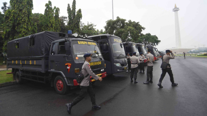 Petugas melakukan pengamanan